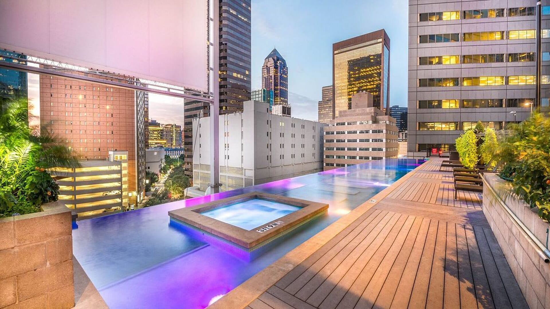 View of Downtown Dallas' Top Luxury Apartments Near Deliotte's Headquarters